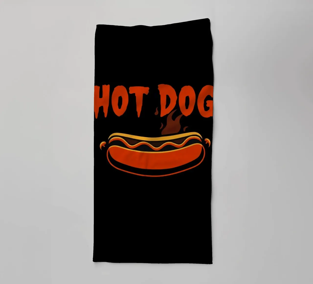 Design grafico di hot dog con lettere in grassetto e colori vivaci asciugamano da bagno da DesignDoodle