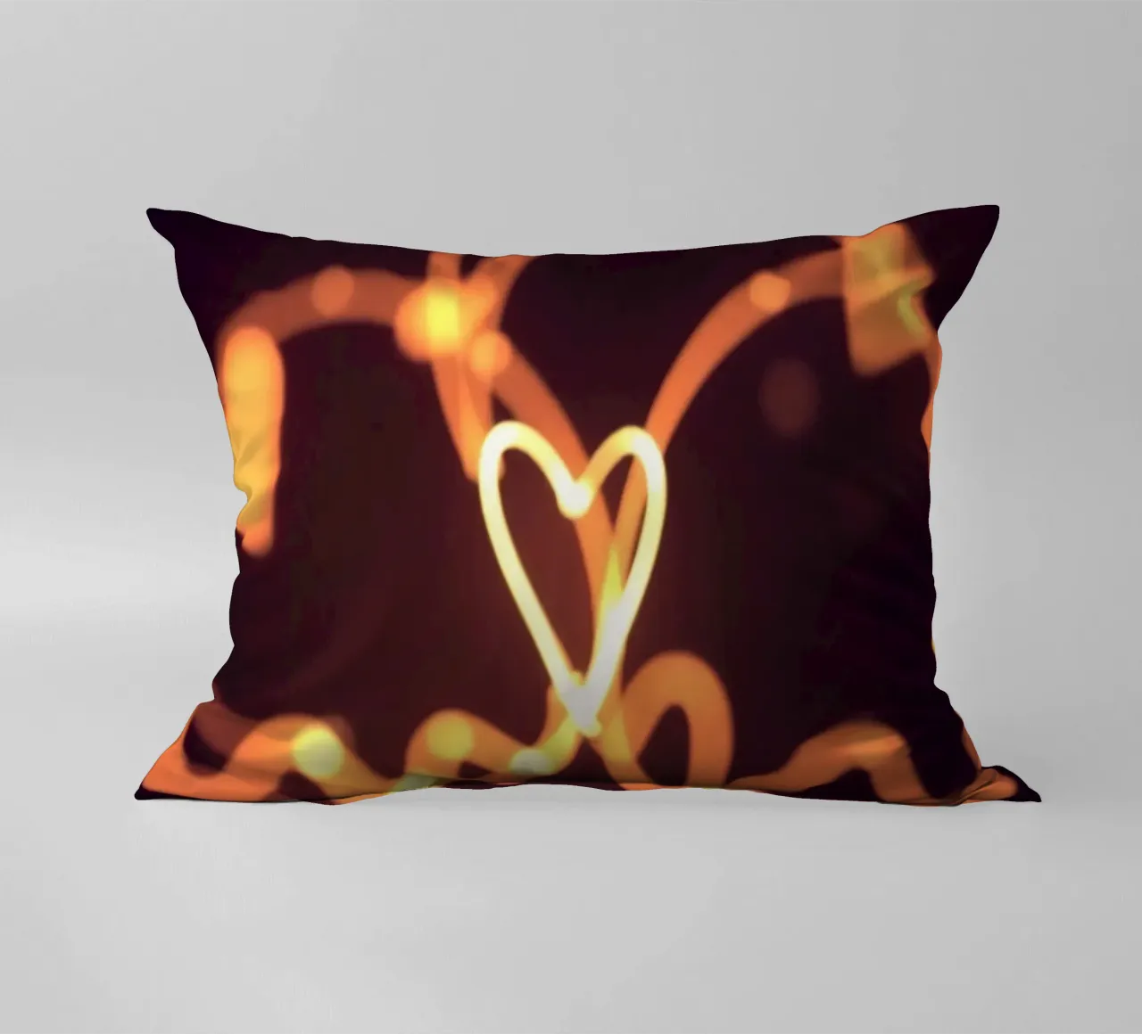 light art con cuori luminosi e forme stravaganti cuscino da DesignDoodle