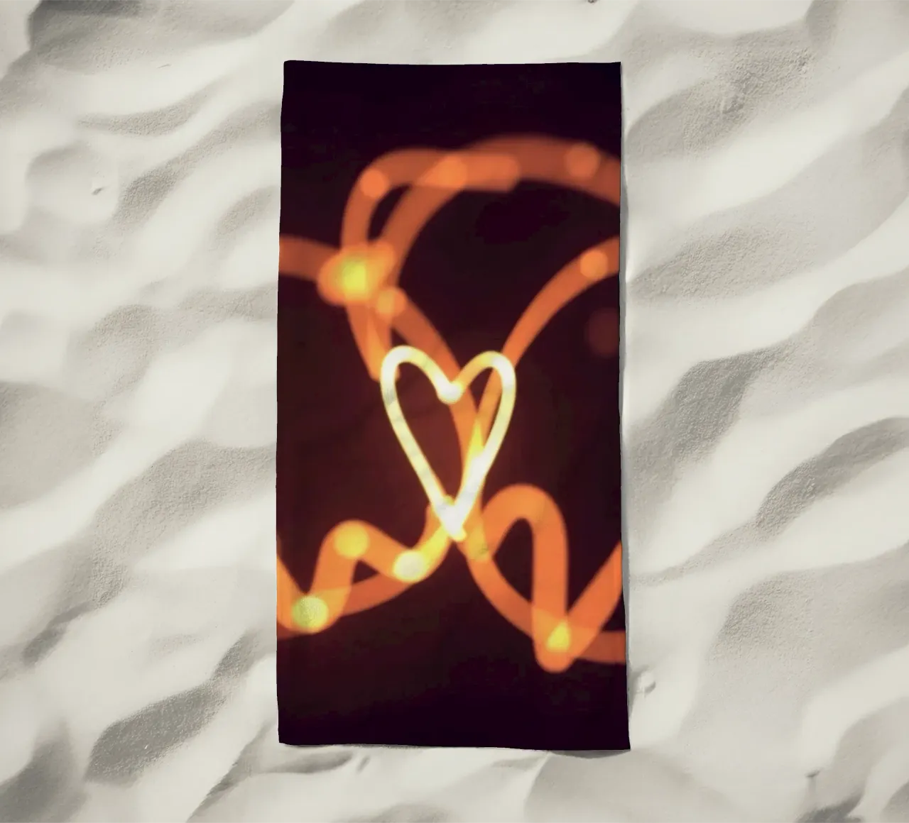 light art con cuori luminosi e forme stravaganti telo mare da DesignDoodle
