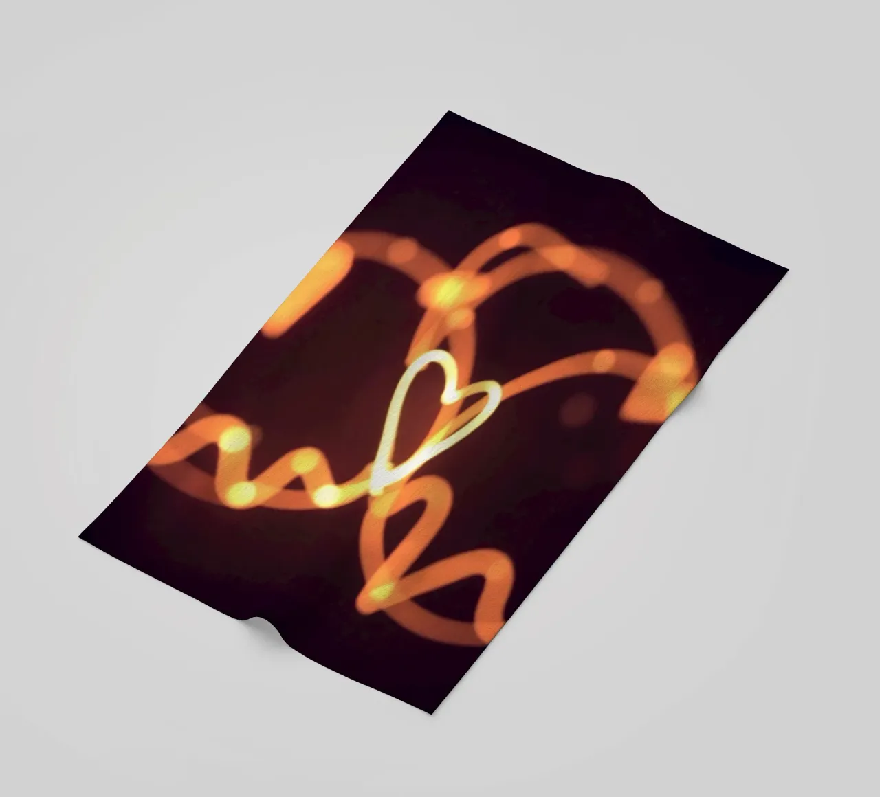 light art con cuori luminosi e forme stravaganti telo mare da DesignDoodle