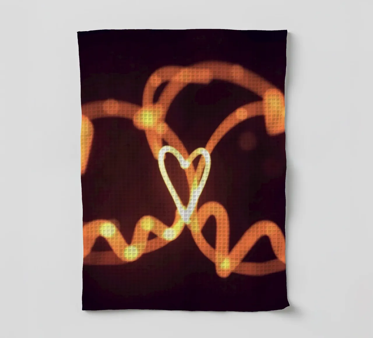 art lumineux avec des cœurs lumineux et des formes fantaisistes torchon de DesignDoodle