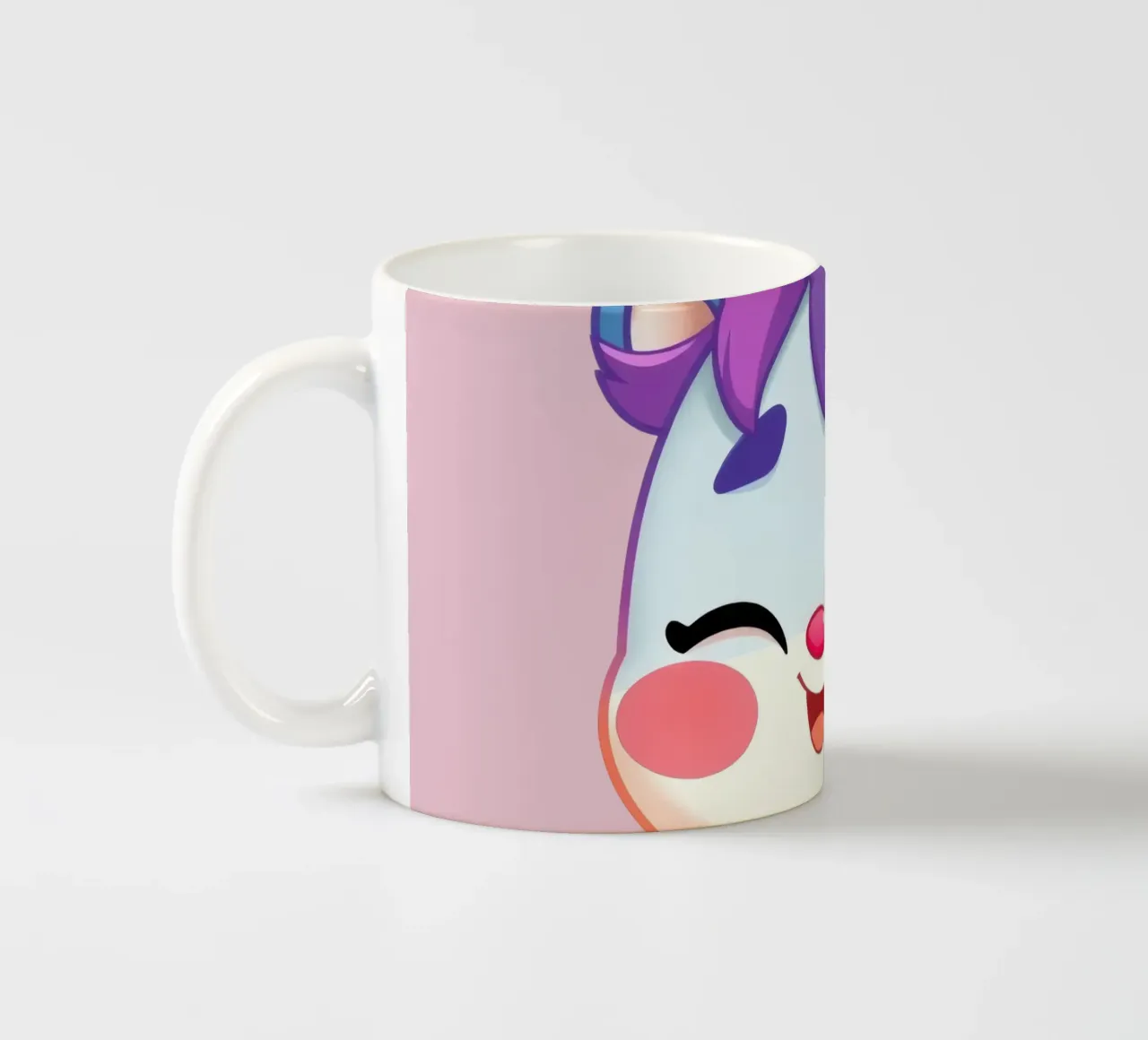 Simpatico personaggio dei cartoni animati con un'espressione felice e colorata tazza in ceramica da DesignDoodle