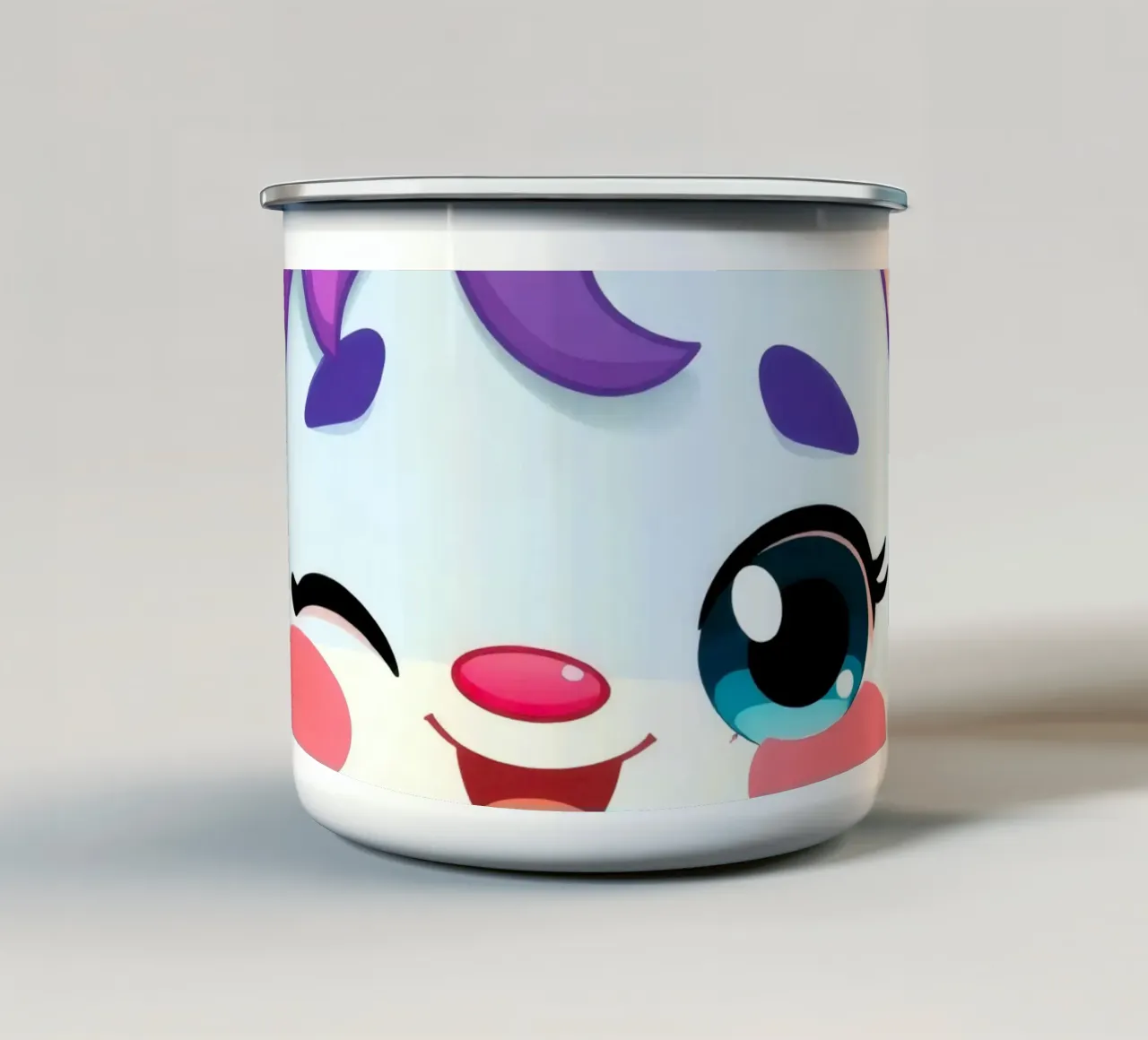 Simpatico personaggio dei cartoni animati con un'espressione felice e colorata tazza in smalto da DesignDoodle
