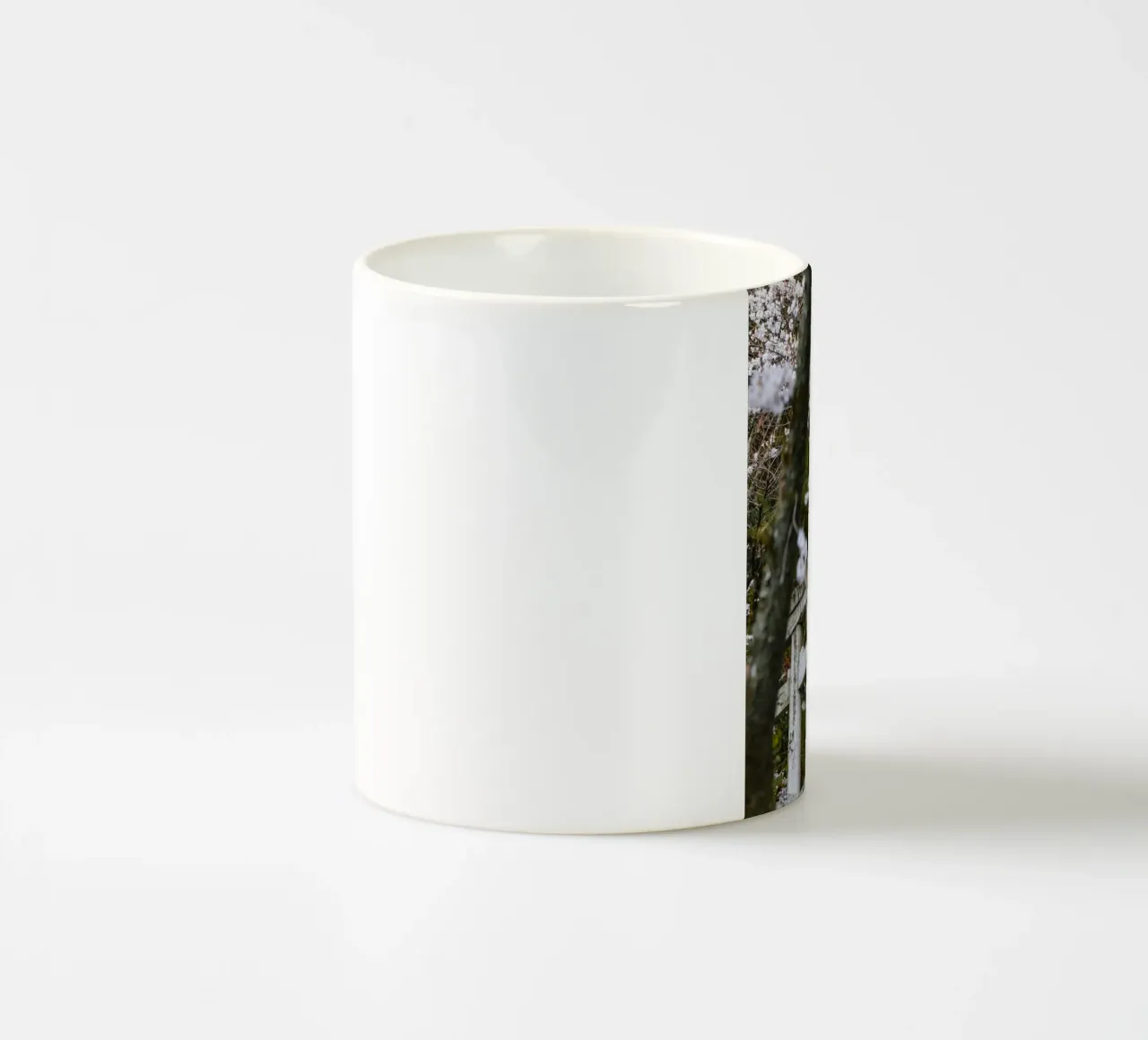 Porta Torii dei ciliegi in fiore tazza in ceramica da Marcel Bisig