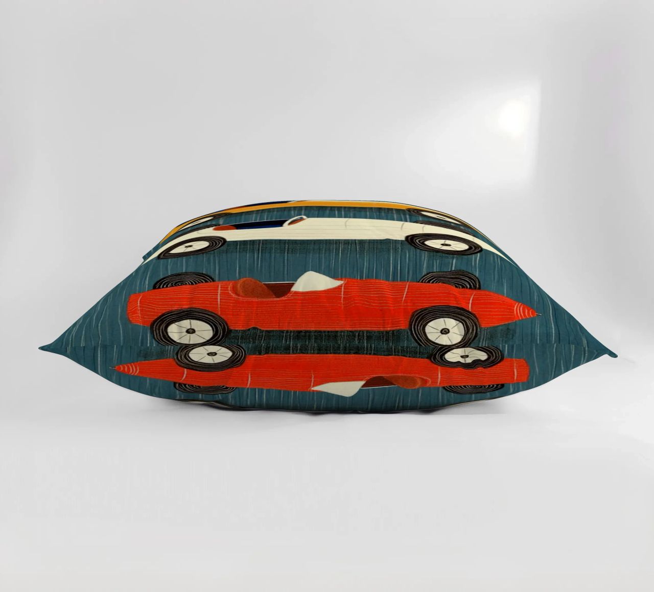 Trois voitures de course à l'ancienne coussin de Curious Canvas