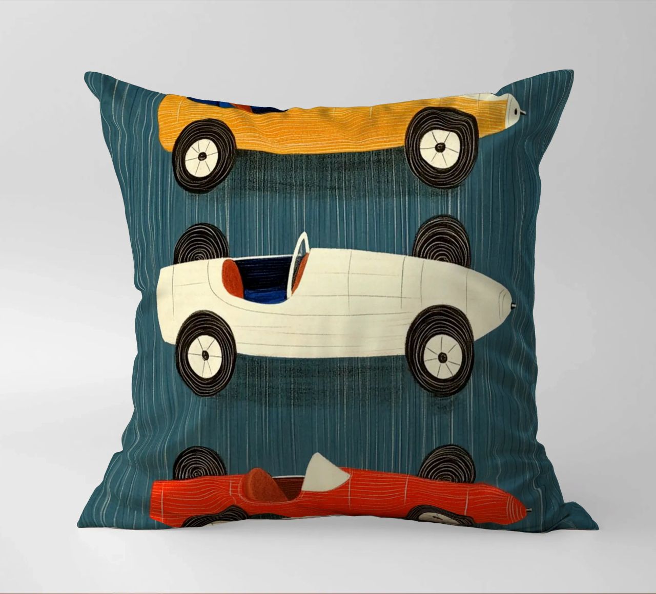 Trois voitures de course à l'ancienne coussin de Curious Canvas