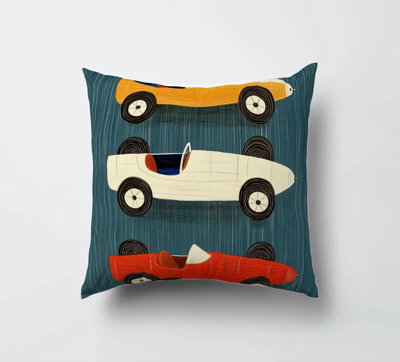 Trois voitures de course à l'ancienne coussin de Curious Canvas