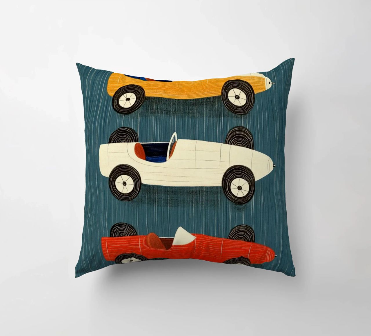 Trois voitures de course à l'ancienne coussin de Curious Canvas