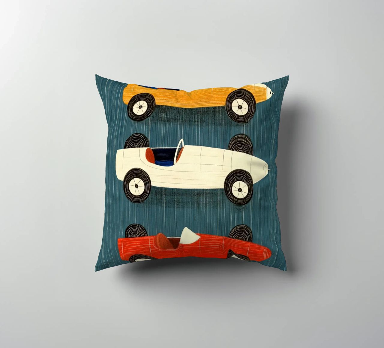 Trois voitures de course à l'ancienne coussin de Curious Canvas