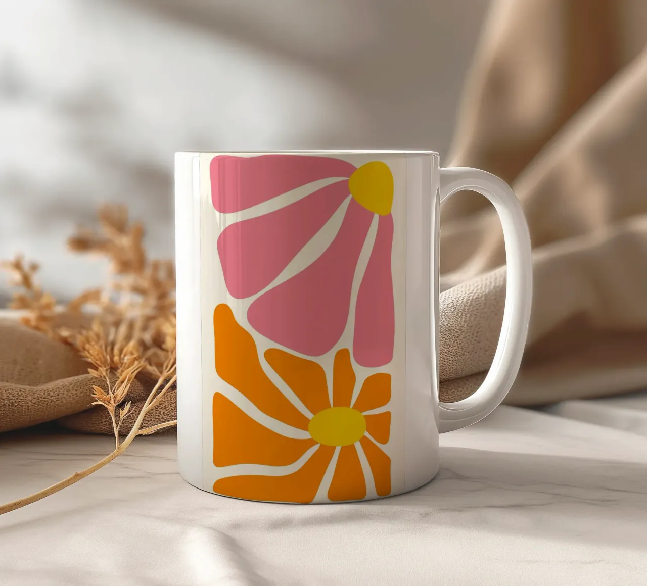 Sunlit Petals - 60s Abstract Floral Pop Art Print keramische mok van ClubArt