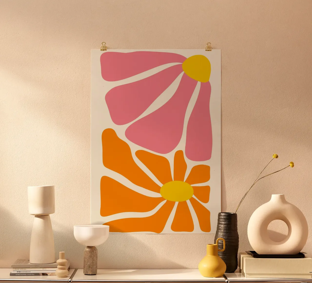 Petali illuminati dal sole - Stampa pop art floreale astratta anni '60 poster con telaio in plastica da ClubArt