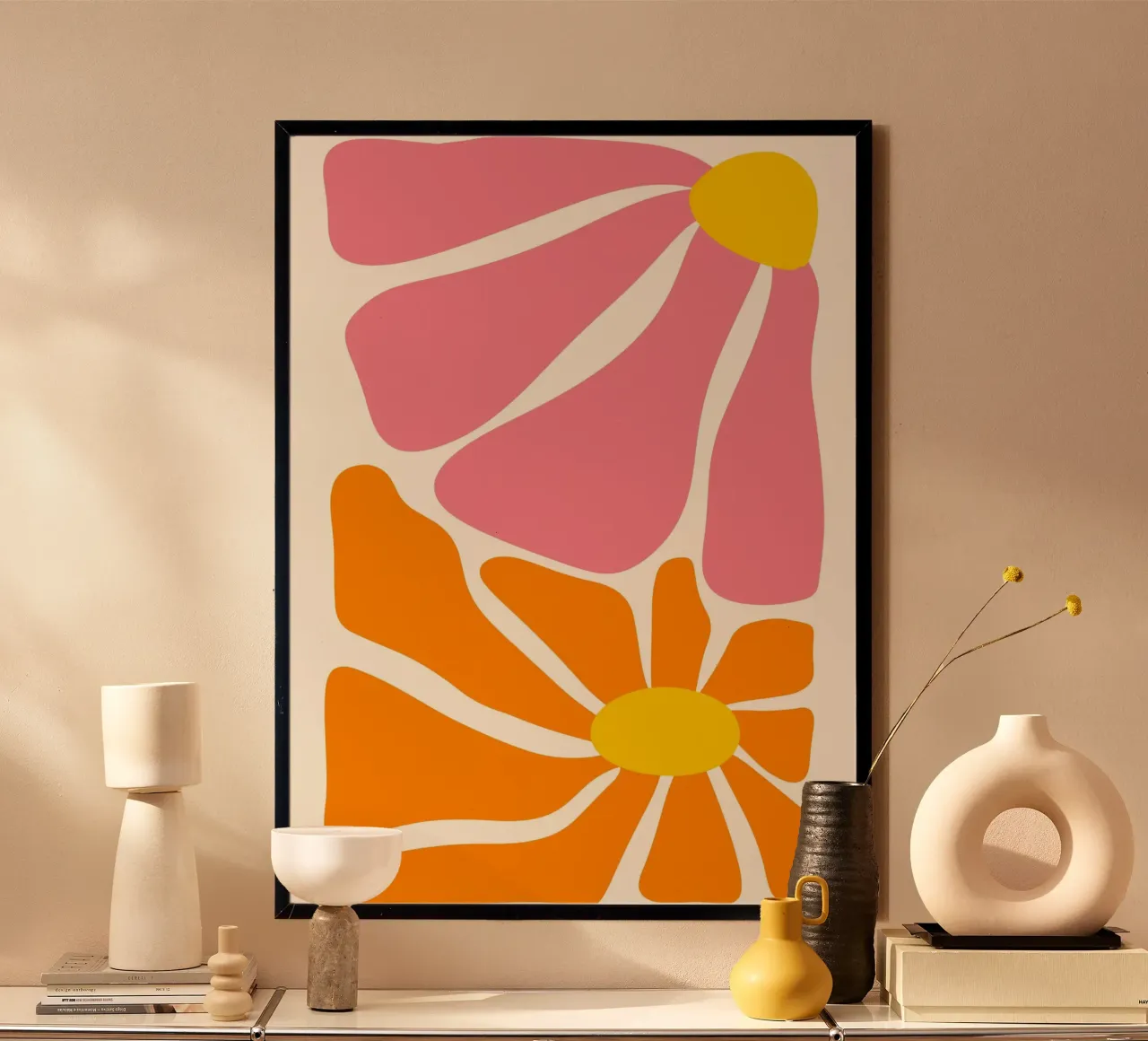 Petali illuminati dal sole - Stampa pop art floreale astratta anni '60 poster con telaio in plastica da ClubArt