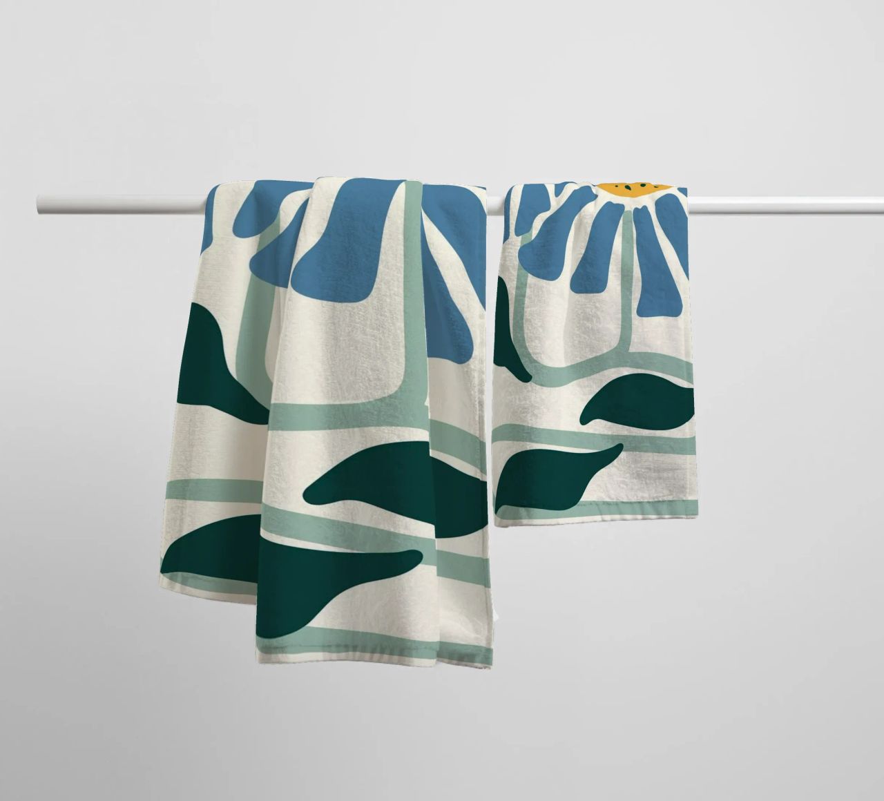 Margherite blu stile linoleografia - Stampa botanica astratta asciugamano da bagno da ClubArt