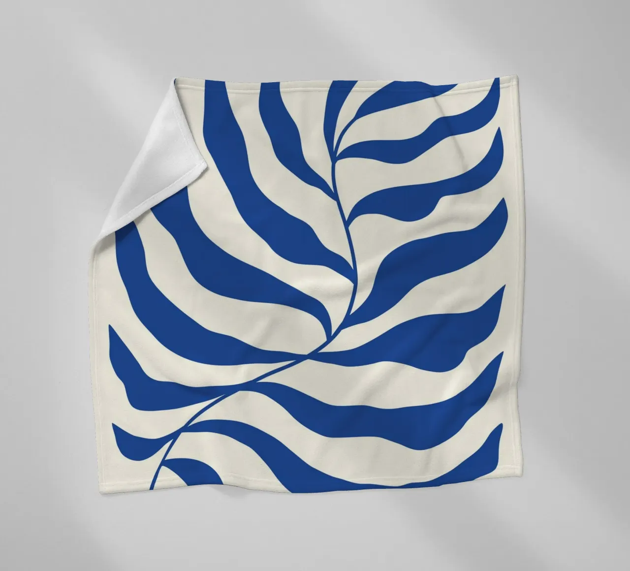 Matisse Blaualgen - Abstrakte Botanische Ausschneidekunst Fleecedecke von ClubArt