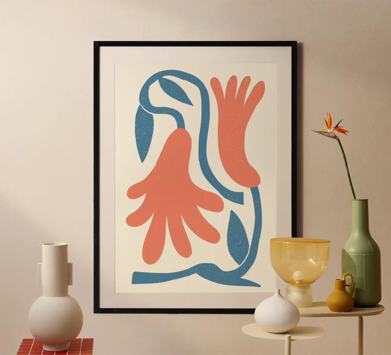 Forme organiche ispirate a Matisse - Corallo astratto e blu poster con telaio in plastica da ClubArt