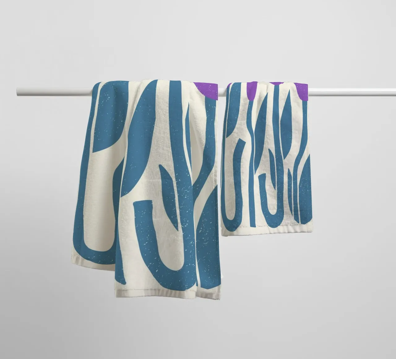 Retro Floral Print - Lila Krokus Abstrakte Botanische Kunst Handtuch von ClubArt