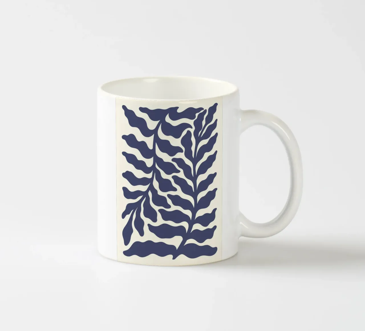 Op Matisse geïnspireerd indigobladeren - Abstracte botanische print keramische mok van ClubArt