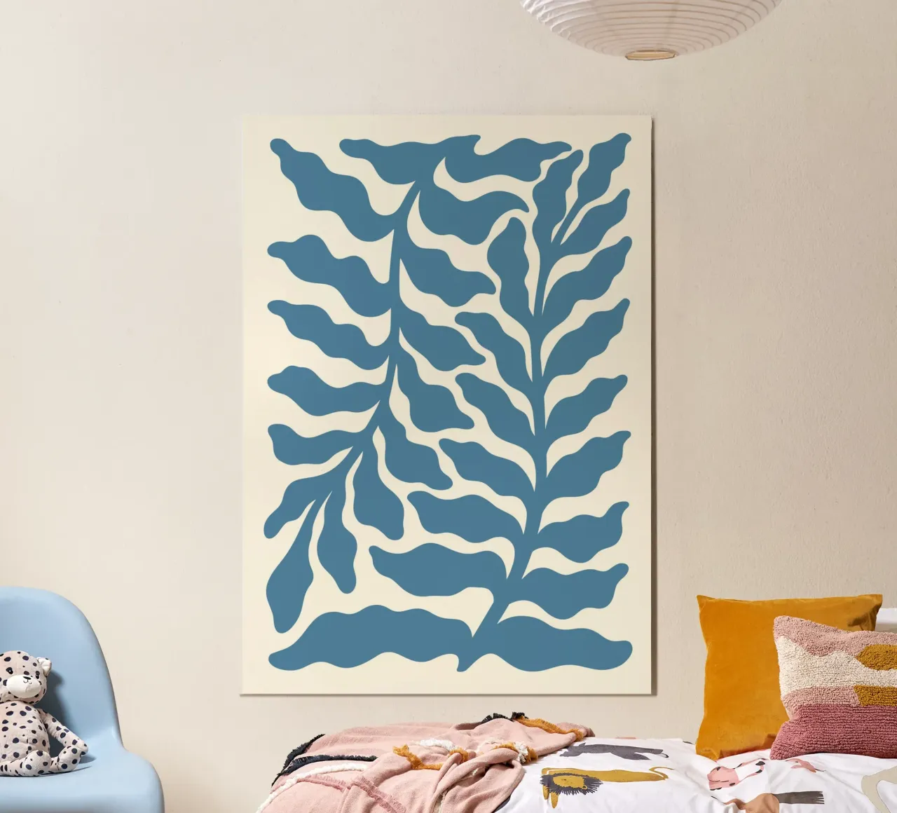 Algas marinas inspiradas en Matisse - Impresión botánica abstracta en azul poster con marco de plástico de ClubArt