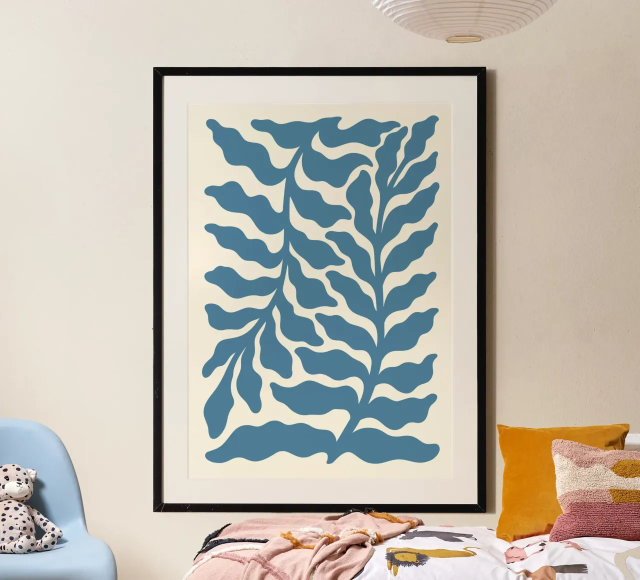 Algas marinas inspiradas en Matisse - Impresión botánica abstracta en azul poster con marco de plástico de ClubArt