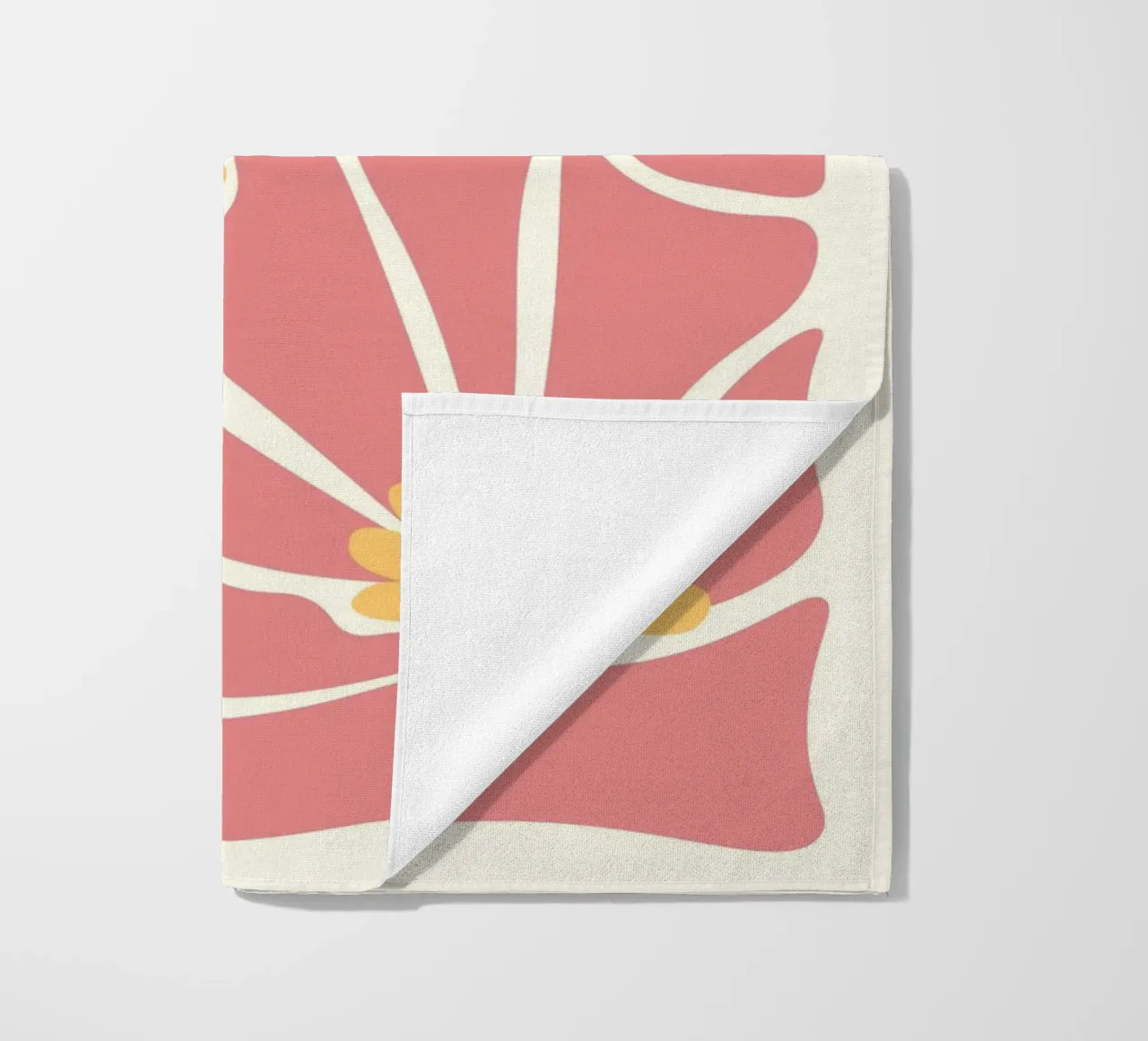 Retro Roze Bloei Mozaïek - 70s Geïnspireerde Abstracte Bloemsierkunst strandhanddoek van ClubArt