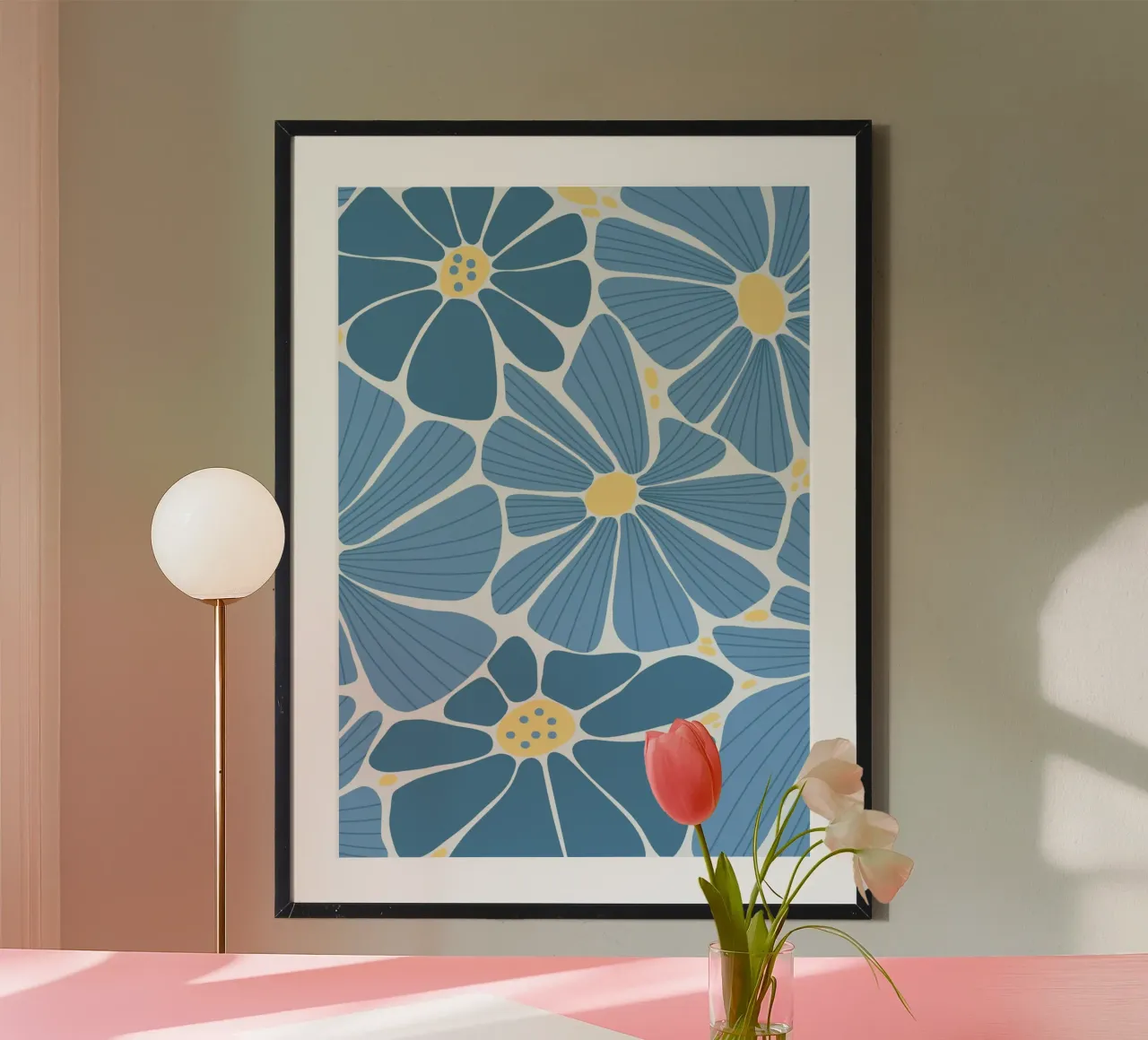 Modello di margherita blu retrò - Stampa pop art floreale anni '70 poster con telaio in plastica da ClubArt
