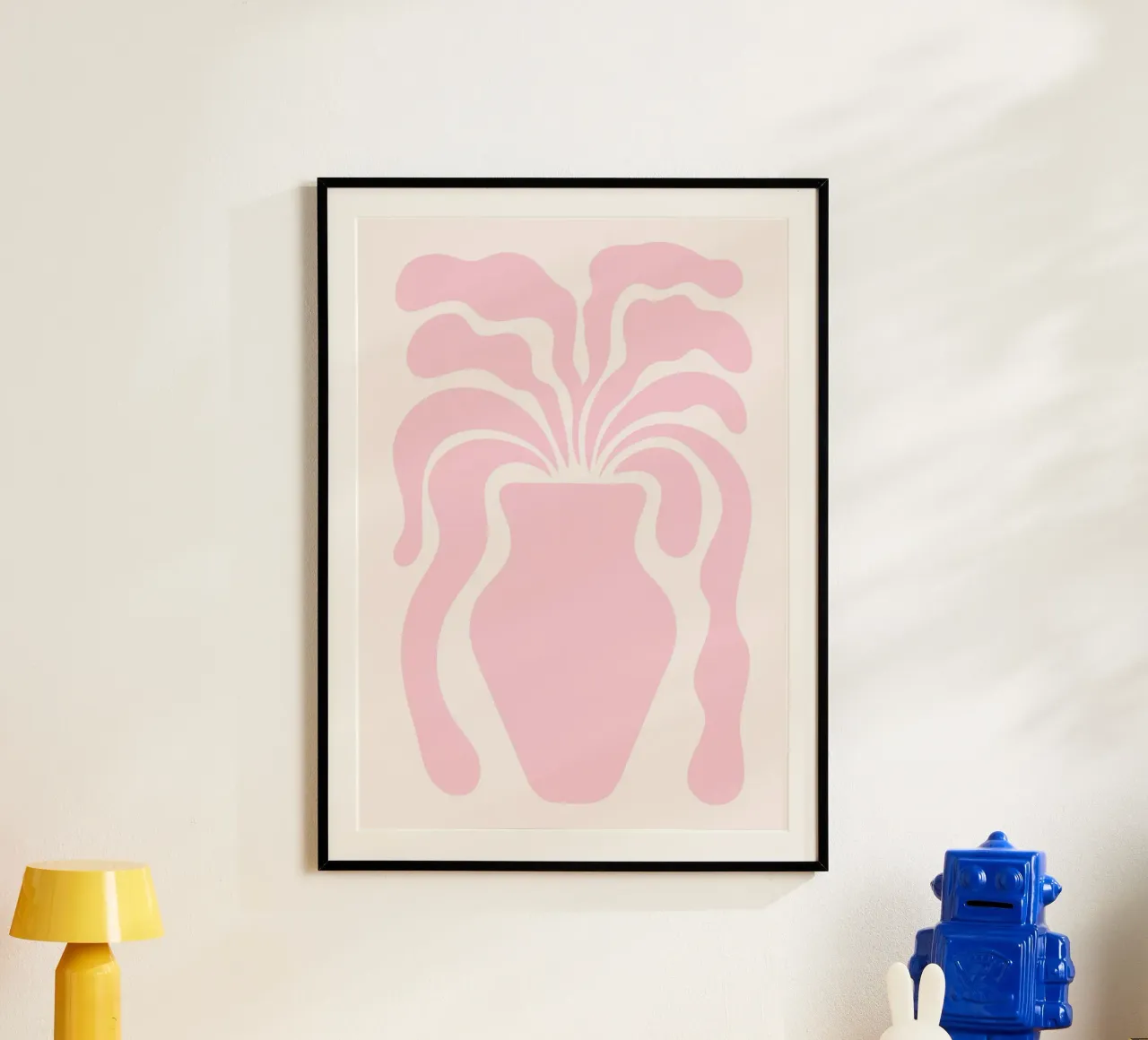 Jarrón abstracto rosa rubor - bodegón orgánico moderno poster con marco de aluminio de ClubArt