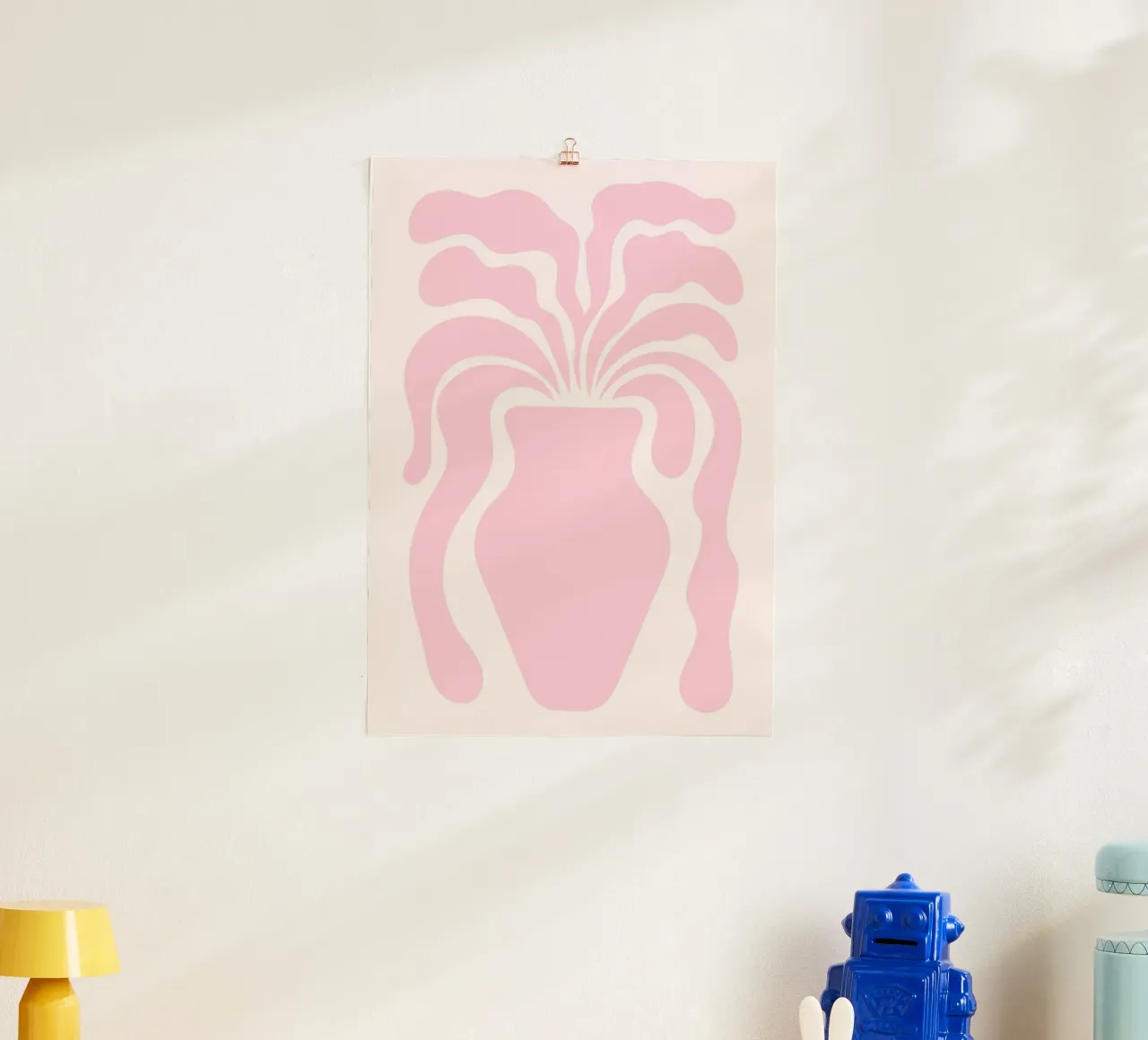 Jarrón abstracto rosa rubor - bodegón orgánico moderno poster con marco de aluminio de ClubArt