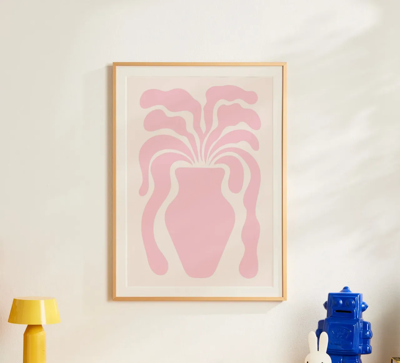 Jarrón abstracto rosa rubor - bodegón orgánico moderno poster con marco de aluminio de ClubArt