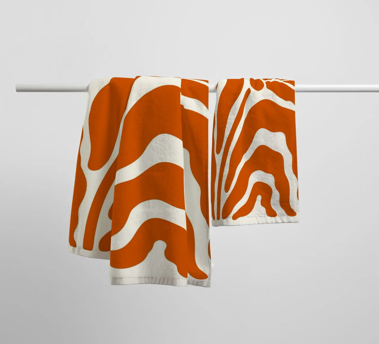 Retro Orange Bloom & Shapes - Art abstrait du milieu du siècle serviette de bain de ClubArt