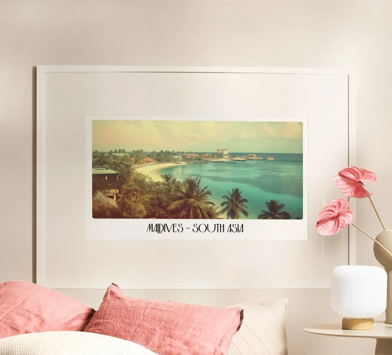 Poster vintage sulle Maldive, spiaggia tropicale e paradiso poster con telaio in legno da ClubArt