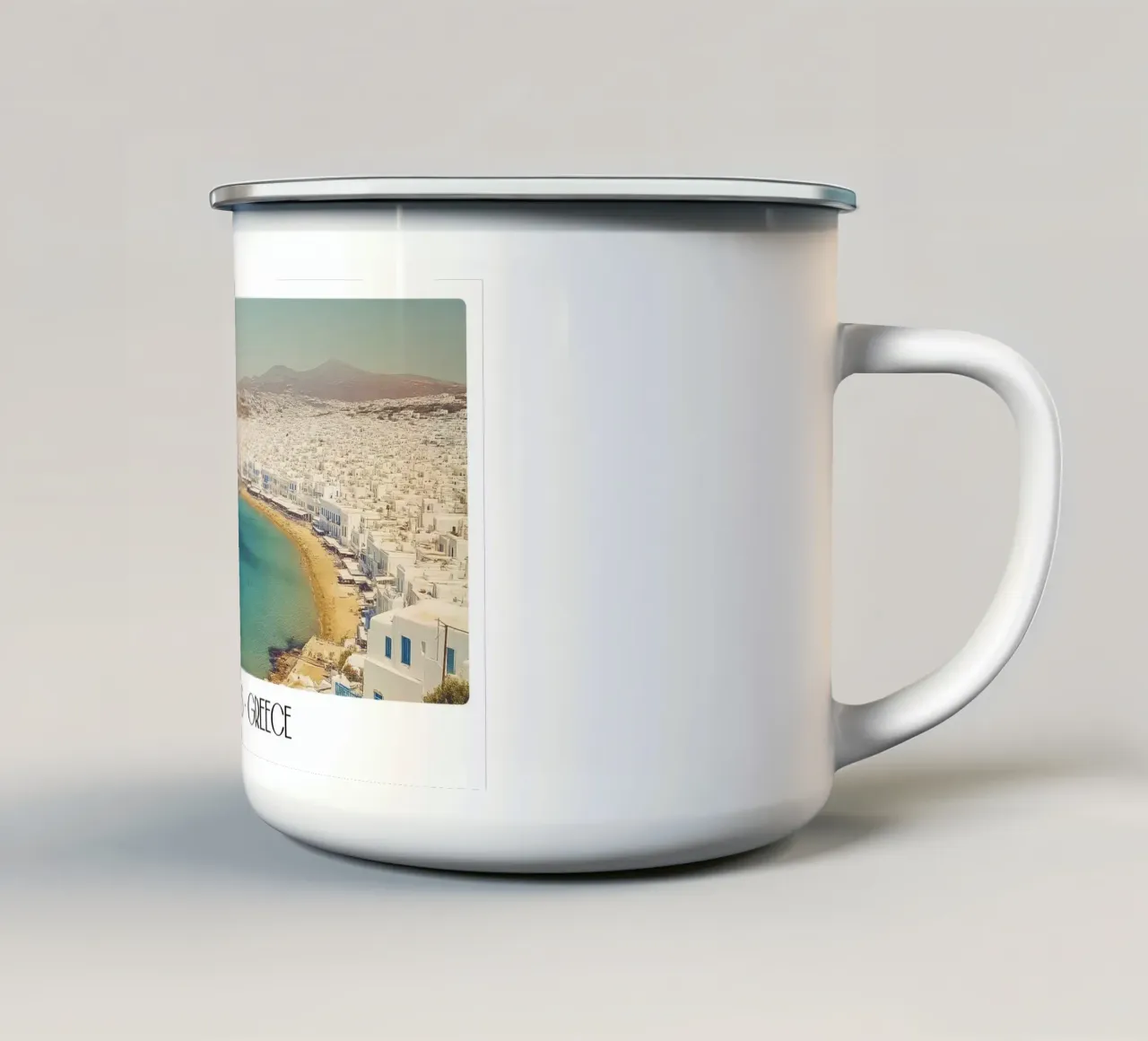 Mykonos Grecia - Poster vintage sulla spiaggia dell'isola imbiancata tazza in smalto da ClubArt