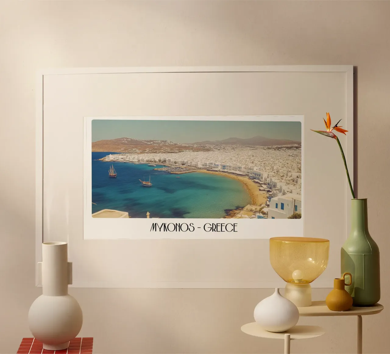 Mykonos Grecia - Poster vintage sulla spiaggia dell'isola imbiancata poster con telaio in plastica da ClubArt