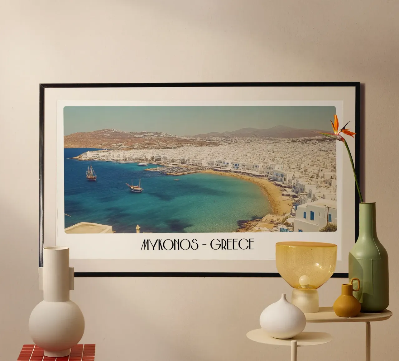 Mykonos Grecia - Poster vintage sulla spiaggia dell'isola imbiancata poster con telaio in plastica da ClubArt