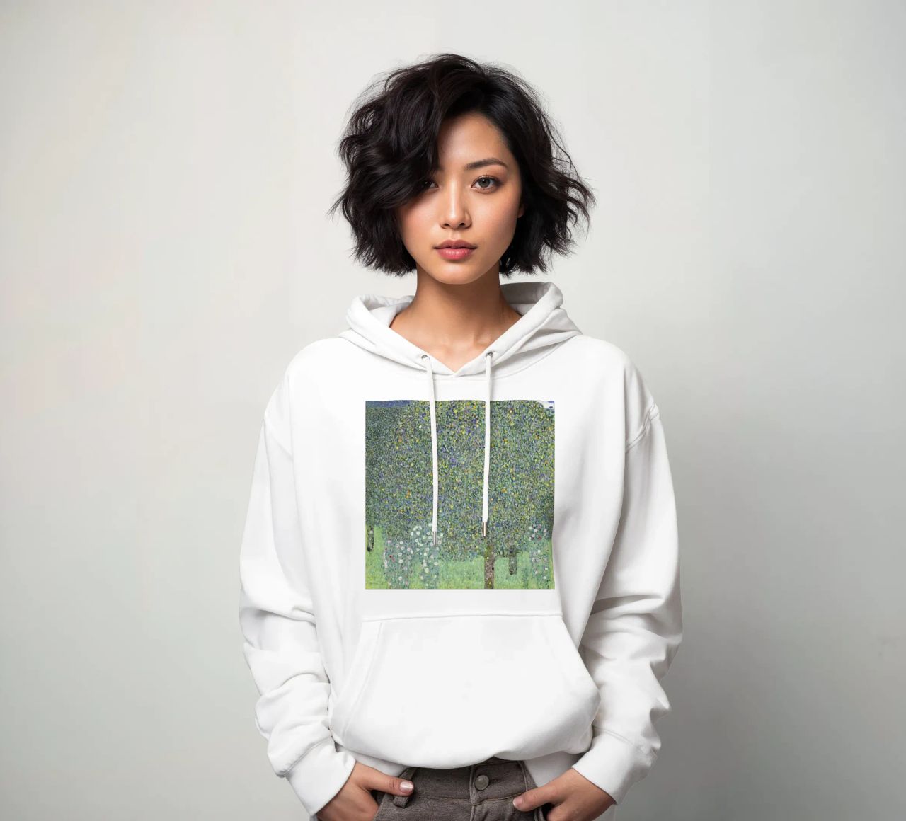 Gustav Klimt - Rosensträucher unter Bäumen (1905) Hoodie von Analic
