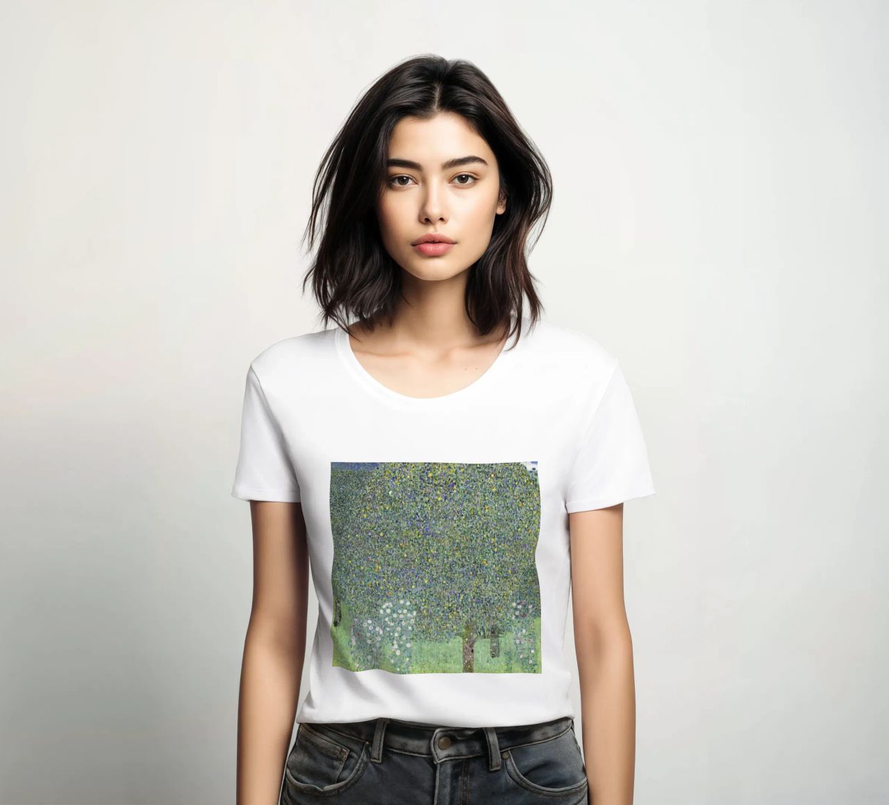 Gustav Klimt - Rosensträucher unter Bäumen (1905) Frauen T-Shirt von Analic