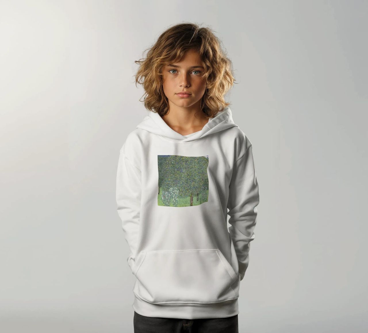 Gustav Klimt - Rosensträucher unter Bäumen (1905) Kinder Hoodie von Analic