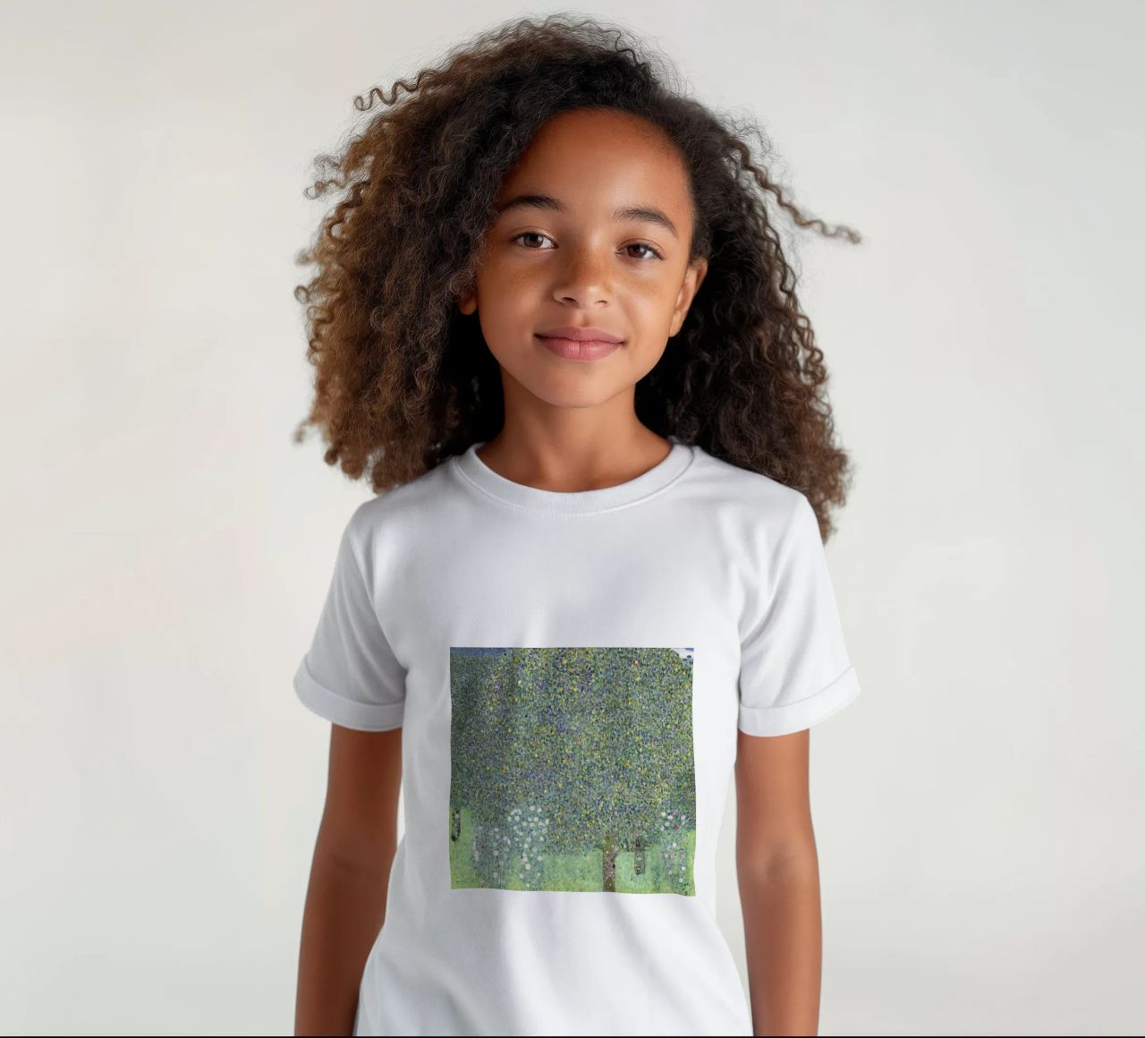 Gustav Klimt - Rosensträucher unter Bäumen (1905) Kinder T-Shirt von Analic