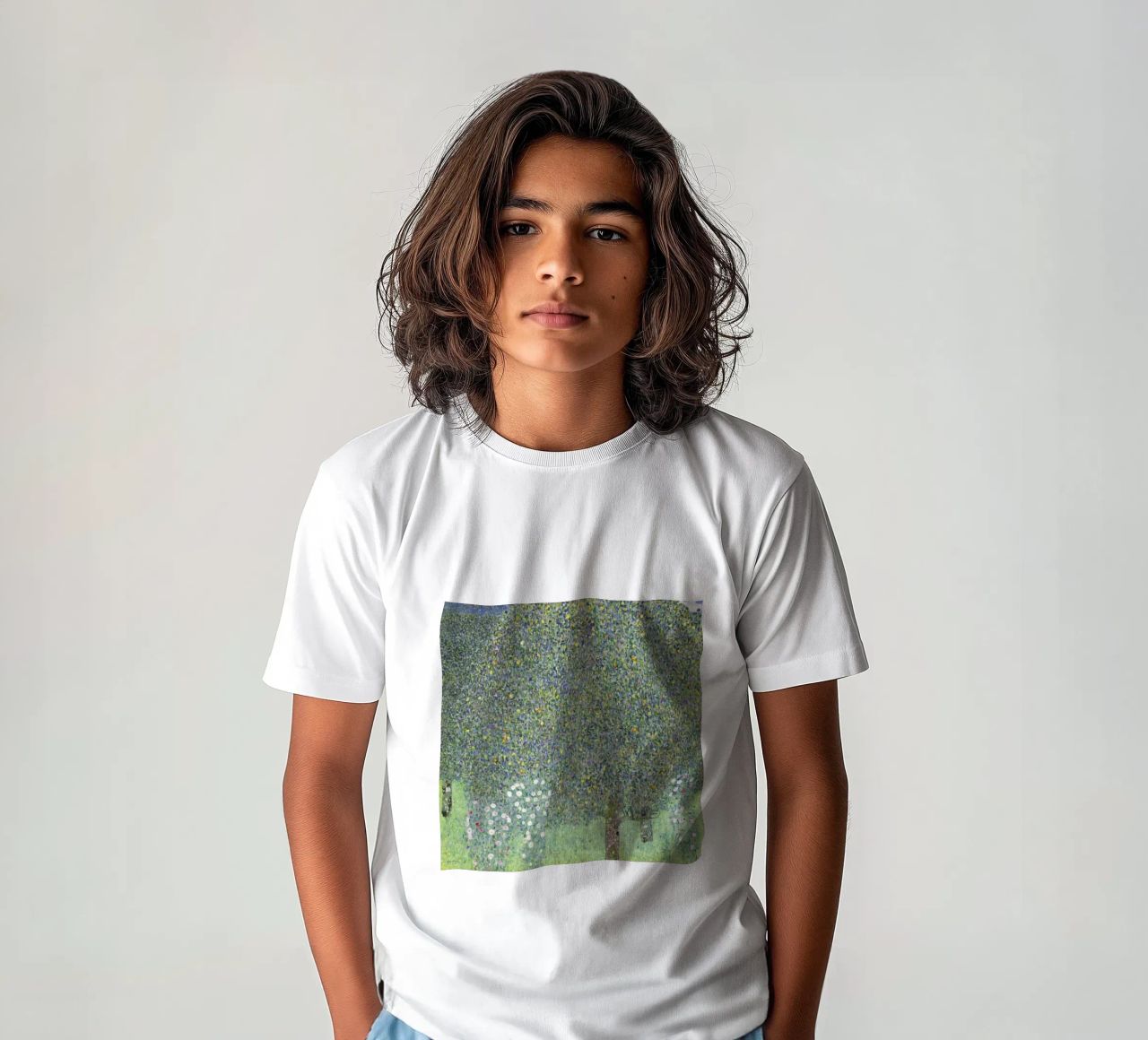 Gustav Klimt - Rosensträucher unter Bäumen (1905) Kinder T-Shirt von Analic