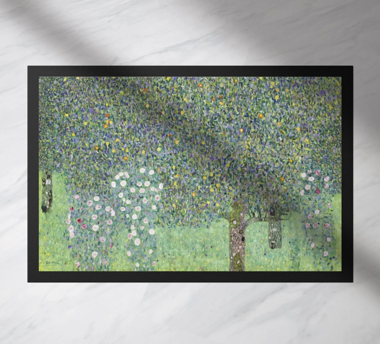 Gustav Klimt - Rosensträucher unter Bäumen (1905) Fußmatte von Analic
