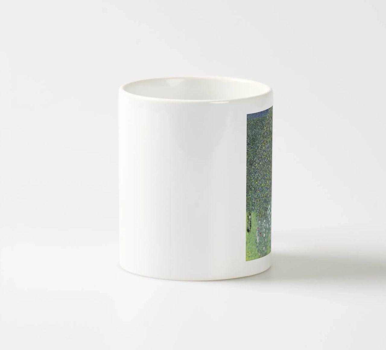 Gustav Klimt - Rosensträucher unter Bäumen (1905) Keramik Tasse von Analic