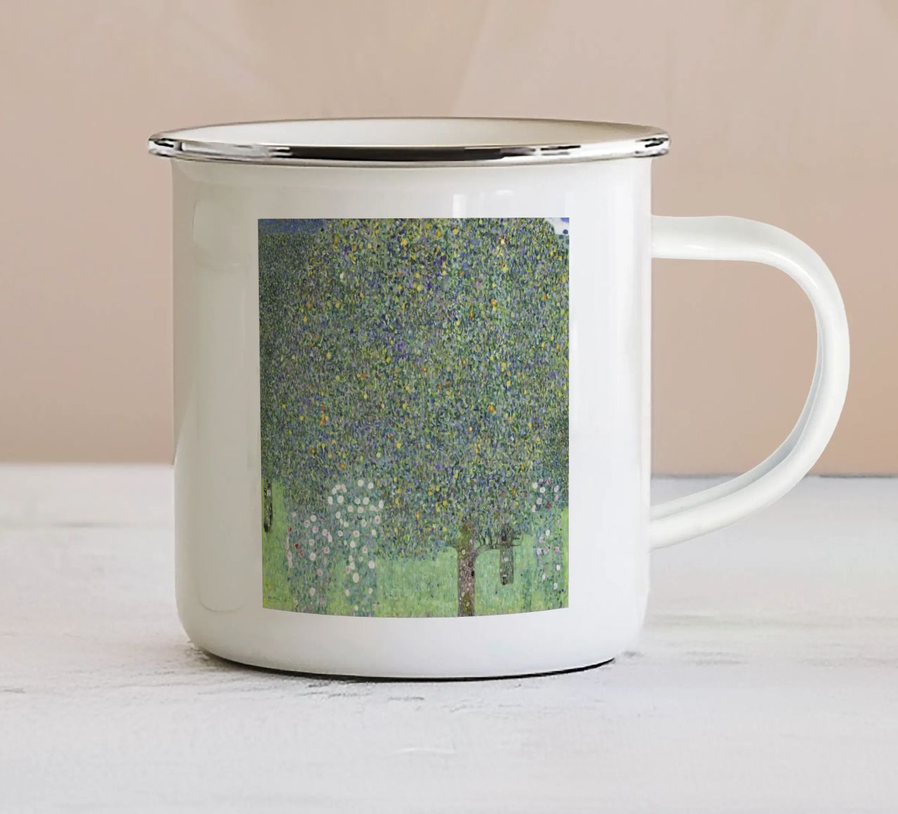 Gustav Klimt - Rosensträucher unter Bäumen (1905) Emaille Tasse von Analic