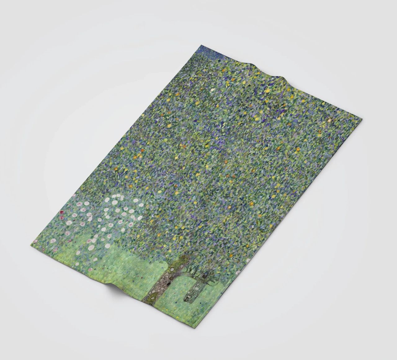 Gustav Klimt - Rosensträucher unter Bäumen (1905) Fleecedecke von Analic