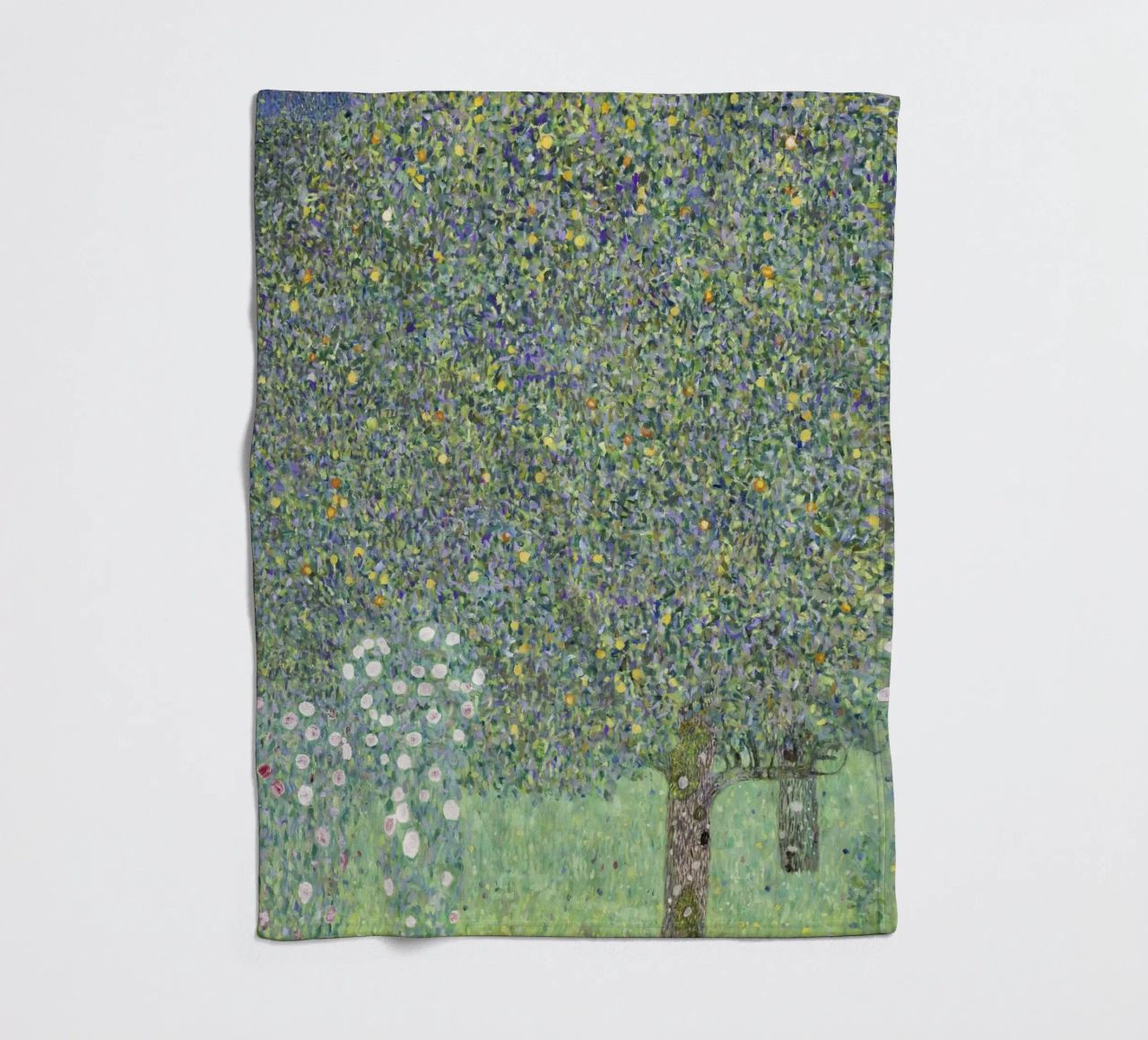 Gustav Klimt - Rosensträucher unter Bäumen (1905) Fleecedecke von Analic