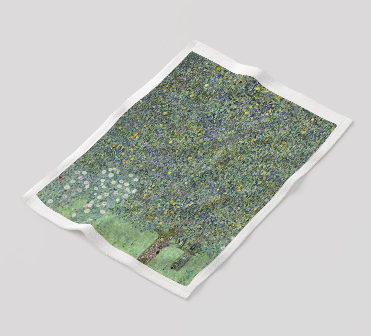 Gustav Klimt - Rosensträucher unter Bäumen (1905) Fleecedecke von Analic