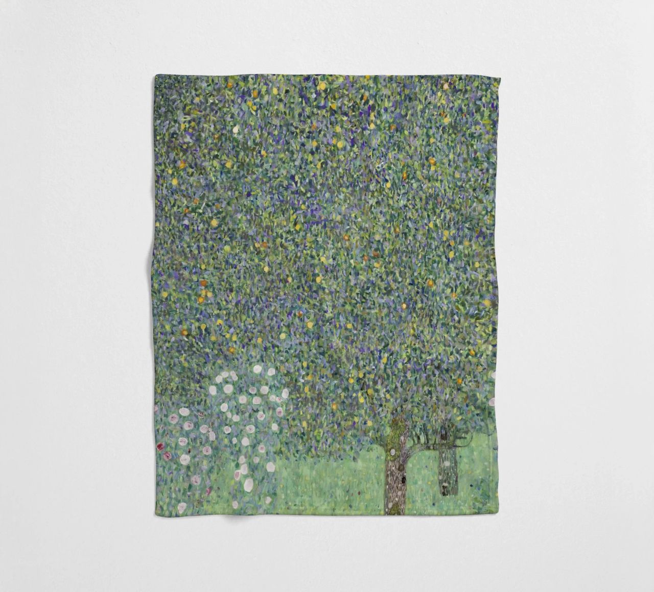 Gustav Klimt - Rosensträucher unter Bäumen (1905) Fleecedecke von Analic