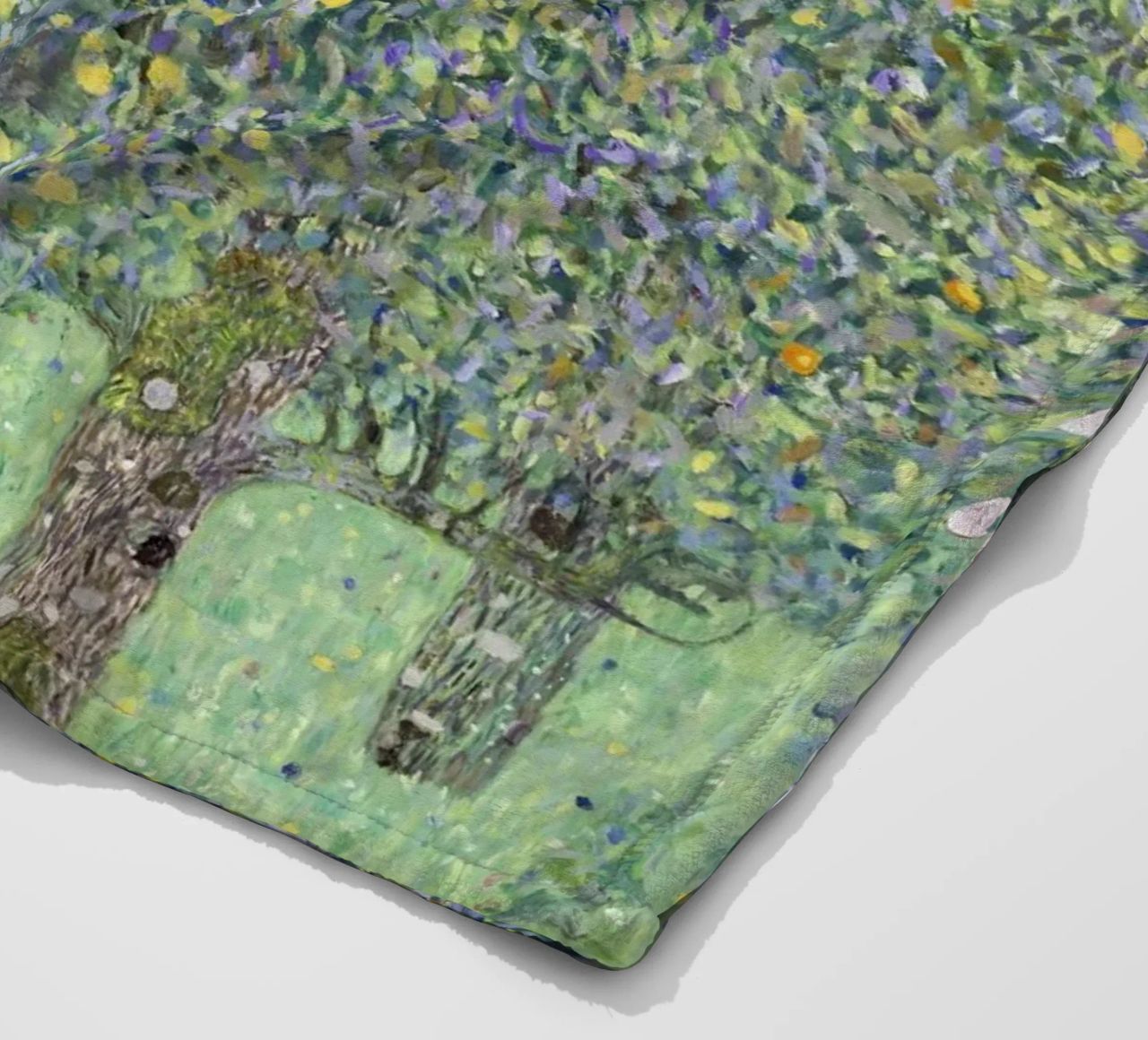 Gustav Klimt - Rosensträucher unter Bäumen (1905) Fleecedecke von Analic