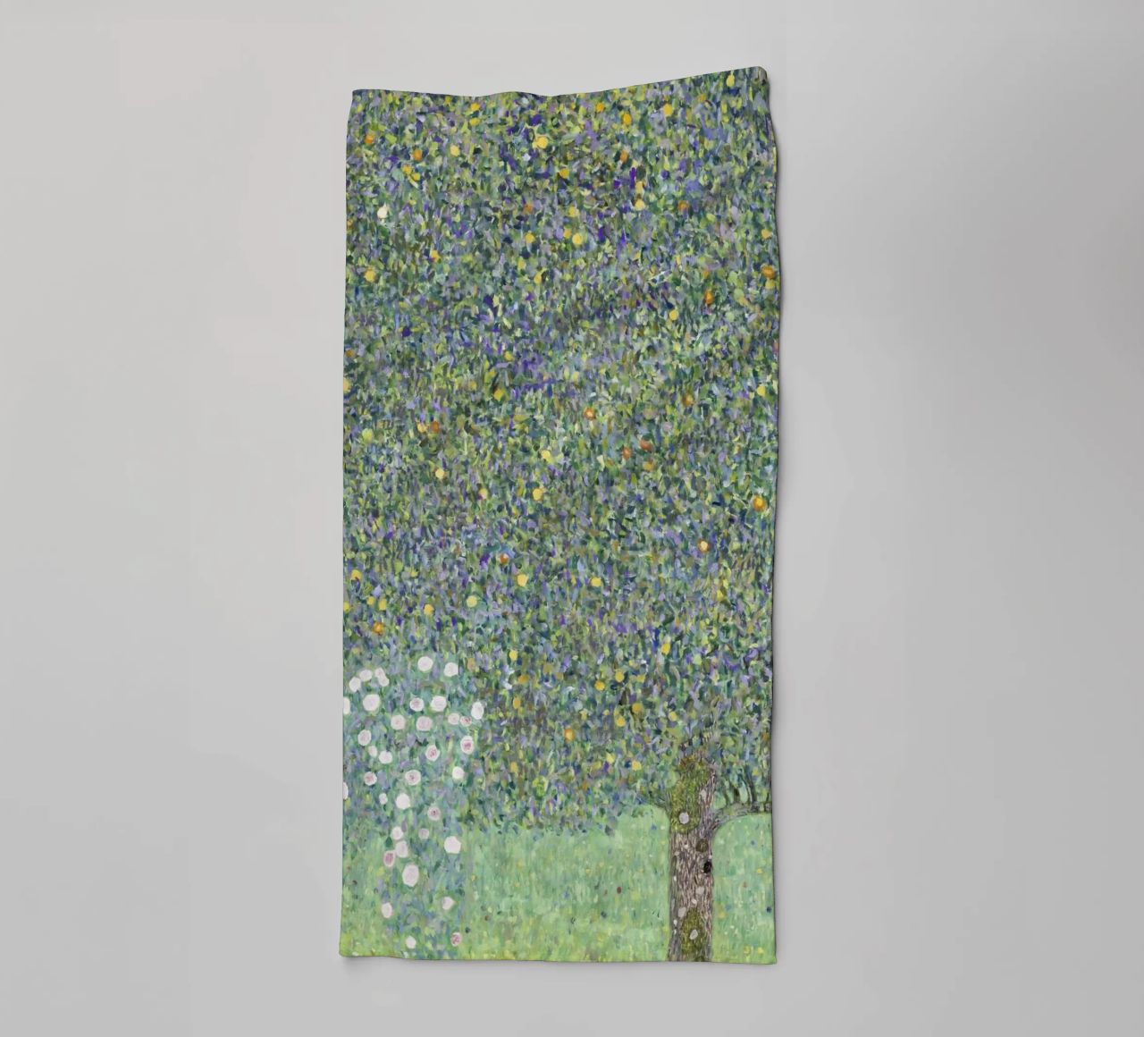 Gustav Klimt - Rosensträucher unter Bäumen (1905) Handtuch von Analic