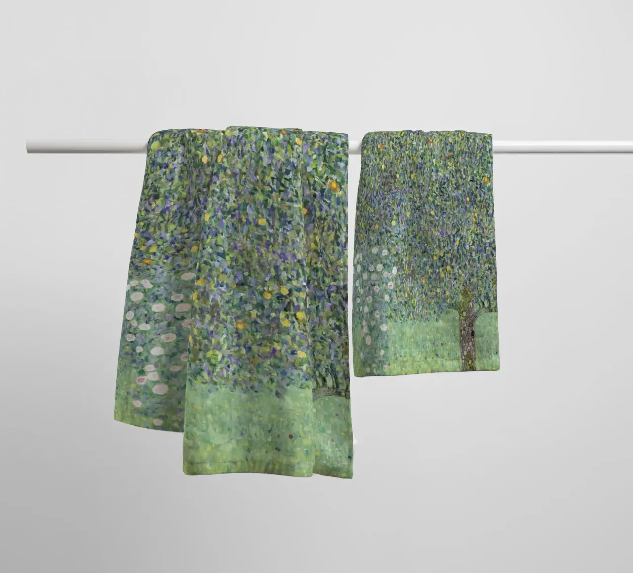 Gustav Klimt - Rose sotto gli alberi (1905) asciugamano da bagno da Analic