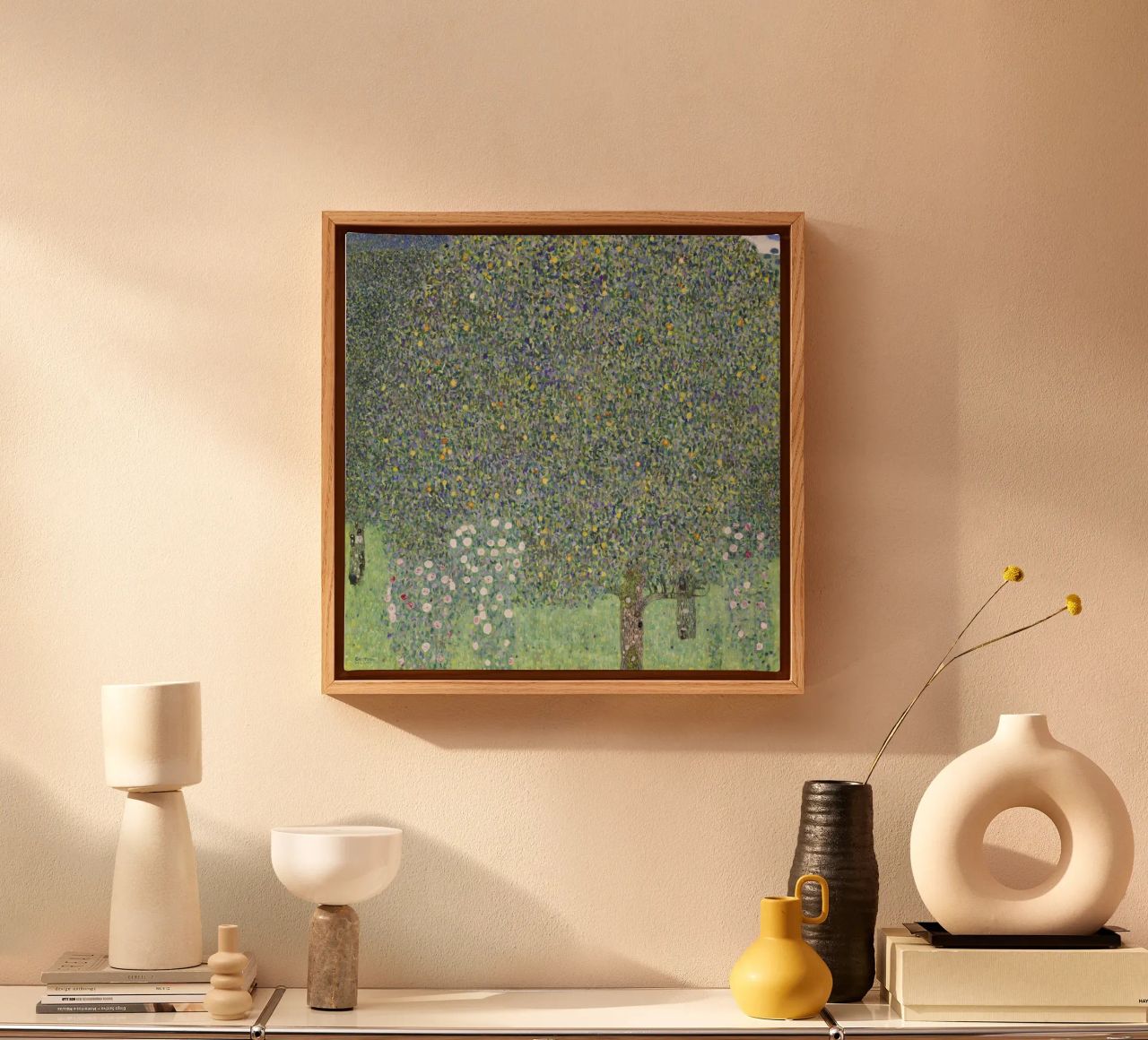 Gustav Klimt - Rosensträucher unter Bäumen (1905) Leinwand von Analic