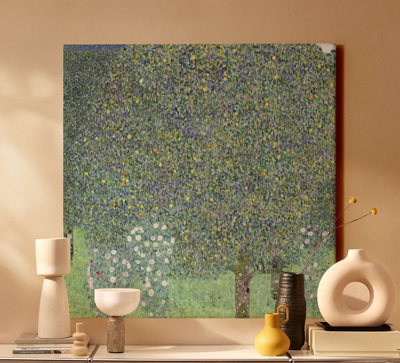 Gustav Klimt - Rosensträucher unter Bäumen (1905) Leinwand von Analic
